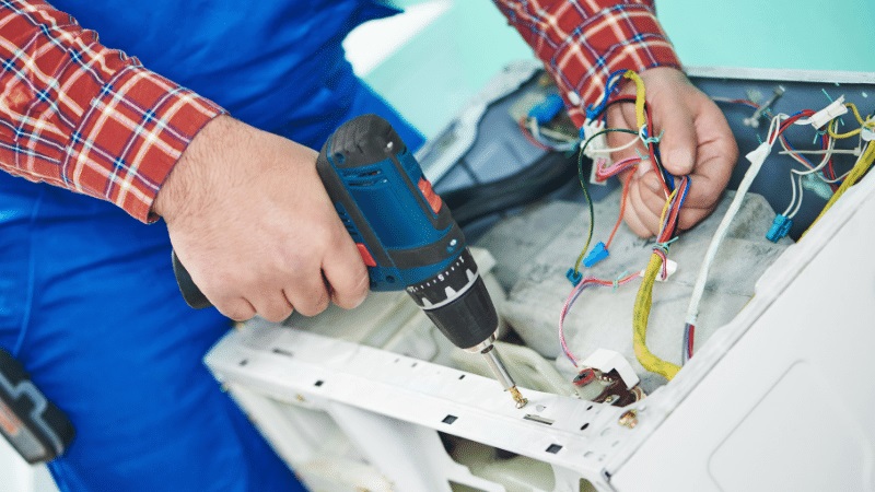 Karşıyaka Mitsubishi Mitsubishi çamaşır makinesi kart tamiri – Su almama arızası orijinal parça ile giderildi. - Teknik servis örneği